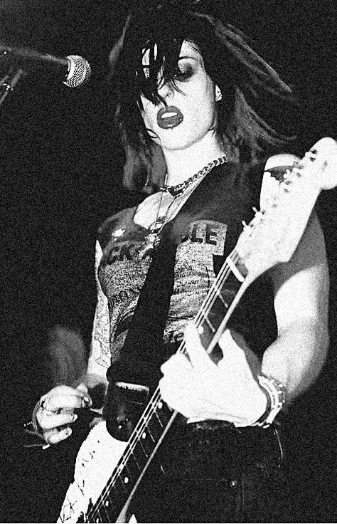 Aussie native Brody Dalle of the LA punk band The Distillers. Formed in 1998 by Brody -- with her distinctively harsh singing voice -- they broke up in 2006.  Although there were significant line-up changes over the years, it was Brody who played guitar, sang, and wrote or co-wrote nearly every song on the band's three albums. Punk Playing Guitar, Brody Distillers, Distillers Band, Punk People, Punk Guitar, Punk Rock Girls, Punk Rock Girl, Chica Punk, The Distillers