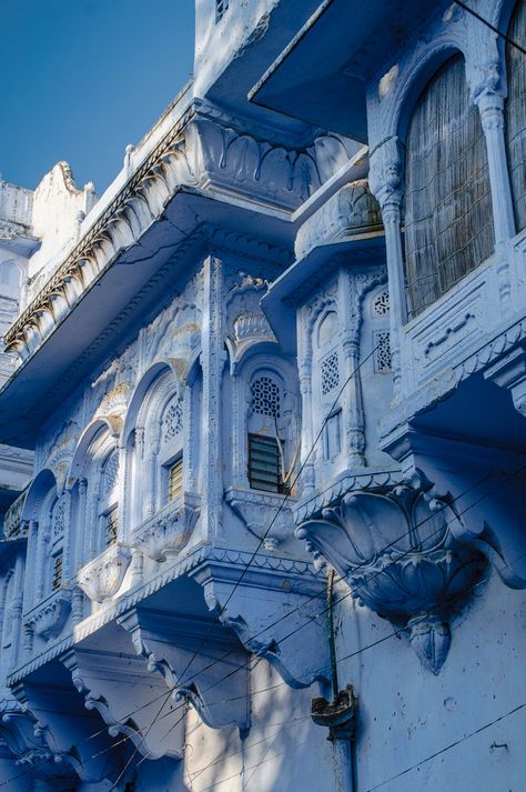 Pushkar is a town in the Ajmer district in the Indian state of Rajasthan and is one of the five sacred dhams for devout Hindus. India Honeymoon, Image Bleu, Backpacking India, India Architecture, Blue Building, Joe Montana, India Photography, Visit India, Traveling Inspiration