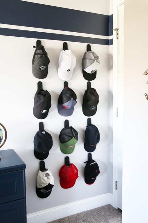 Ball Cap Display Ideas Wall, Cap Hanging Ideas, Locker Room Bedroom Ideas, Mens Hat Organization, Baseball Storage Ideas, Boy Bedroom Organization Ideas, Boy Room Decor Ideas For Kids, Diy Boys Room Ideas, Baseball Cap Storage Ideas