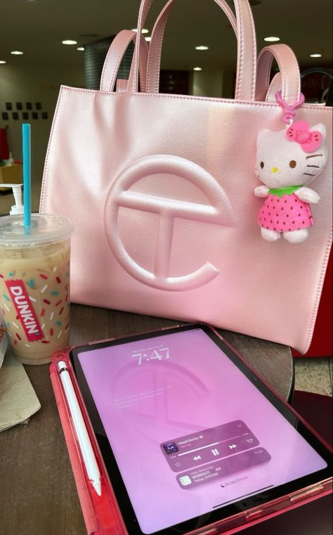 hello kitty pink ipad pink telfar Hello Kitty Lifestyle, Pink Ipad Ideas, All Pink School Supplies, Pink Ipad Aesthetic, Pink Telfar Bag, Pink Girly Things Accessories, Pink Telfar, Ipad Pink, Bags For College