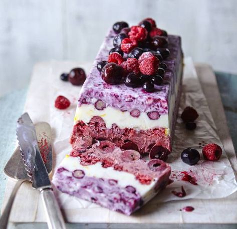 Berry Yogurt Cake, Semifreddo Recipe, Berry Yogurt, Raspberry Yogurt, Healthy Protein Snacks, Frozen Yoghurt, Yogurt Cake, Frozen Cake, Ice Cream Cake