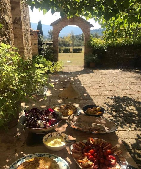 VISIT ITALY ® on Instagram: “Immerse yourself in the #Tuscan nature between creativity, colors and of course, delicious foods 🇮🇹 📸 Photo by @arnianopaintingschool…” Tuscany Italy Food, Tuscan Aesthetic, Tuscan Summer, Cottagecore Picnic, Holiday Italy, Painting School, Italy Food, Summer Wines, Visit Italy