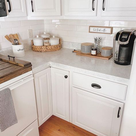 Black And White Farmhouse Kitchen, Navy House, Coffee Bar Ideas Kitchen Counter, Kitchen Decor Hacks, Kitchen Countertop Decor, Diy Rangement, Countertop Decor, Coffee Bars In Kitchen, White Kitchen Decor