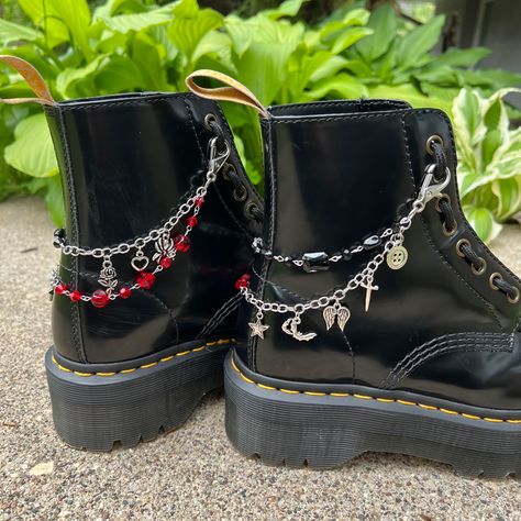 Doc Marten Chain, Dr Martens Accessories, Doc Marten Accessories, Alternative Accessories Diy, Boot Charms Docs, Shoe Chains Diy, Shoe Accessories Diy, Doc Martens Shoes, Halloween Boots