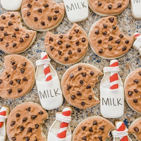 Cait•Decorated Sugar Cookies on Instagram: "Happy National Chocolate Chip Cookie Day! Throwback to this set! My fave way to eat a sugar cookie is to add chocolate chips 😂🤷🏻‍♀️ #Cookiedecorator #cookiesofig #cookiesofinstagram #decoratingcookies #decoratedcookies #royalicingcookies #royalicing #edibleart #cookieart #cookies #decoratedsugarcookies #decoratedsugarcookies #sanantoniosugarcookies #sanantoniocookies #sanantonioevents #customcookies #royalicing #instacookies #nationalchocolatechipc Royal Icing Chocolate Chip Cookies, Chocolate Chip Decorated Cookies, National Sugar Cookie Day, Decorated Christmas Cookies Buttercream, Cookie Day Ideas, Decorated Chocolate Chip Cookies, Cookie Sets Decorated, Thanksgiving Cake Pops, Christmas Chocolate Chip Cookies