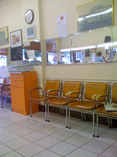 old school barber shop Mid Century Barbershop, Old School Barbershop, Japanese Barbershop, Barber Suite, Retro Barber Shop, Old School Barber, Old School Barber Shop, Barber Shop Vintage, 50s Decor