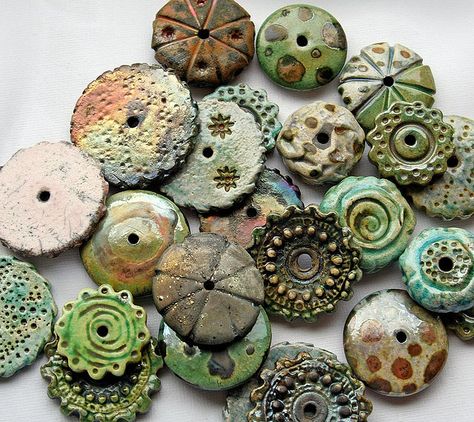 Polymer Clay Kunst, Ceramic Bead Jewelry, Clay Buttons, ดินปั้น Polymer Clay, Polymer Beads, Porcelain Jewelry, Types Of Buttons, Porcelain Clay, Paper Clay