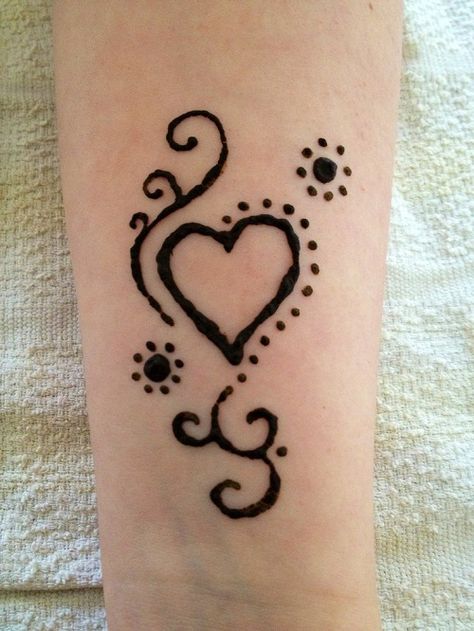 Heart and Suns Simple Mehndi Designs Tattoos Beginners, Mehndi Small, Arm Heart, Beginners Tattoo, Henna Easy, Simple Henna Patterns, Small Henna Tattoos, Small Henna Designs, Tato Suku