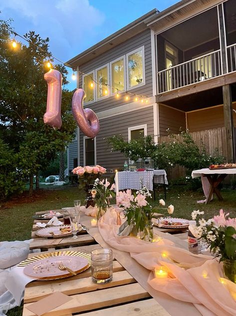 Pink Outdoor Dinner Party, Outside Garden Party Decorations, Birthday Dinner Outside Party Ideas, Garden Celebration Party Ideas, Botanical Garden Sweet 16, Cute Outdoor Dinner Party, Evening Garden Party Decorations, Birthday Dinner Party Outside, Garden Picnic Birthday Party