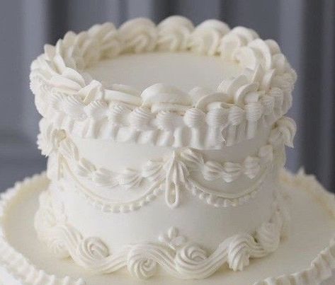 One Tier Vintage Cake, White Piped Cake, White Vintage Cake Aesthetic, Monochrome Vintage Cake, Old Fashion Wedding Cakes, Vintage Wedding Cake One Tier, White One Tier Cake, Memorial Cake Ideas, Vintage Cake Round