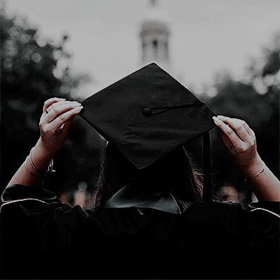 Pa Graduation Pictures, Rainy Photoshoot, Rainy Day Photography, Graduation Cap Decoration Diy, Graduation Picture Poses, Graduation Cap Decoration, Graduation Photoshoot, Graduation Photos, Graduation Pictures