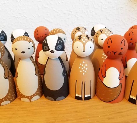 Peg People Animals, Peg Dolls Painting, Woodland Peg Dolls, Wood People Diy, Thanksgiving Peg Dolls, Wooden Peg Doll Ideas, Peg Doll Hair, Peg Doll Animals, Peg People Ideas