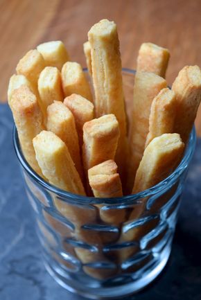 How To Make Cheese Straws Cheese Snacks Recipes, Retro Appetizers, Cheese Straws Recipe, Honeycomb Candy, Savoury Snacks, Cheese Straws, Finger Food Appetizers, Snacks Für Party, Cheese Crackers