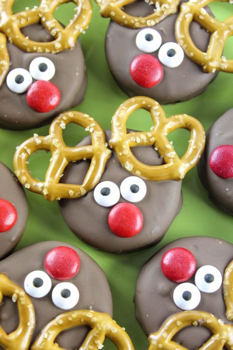 Reindeer Oreos - Baking You Happier Free Printable Grinch, Christmas Cookies Kids, Christmas Recipes For Kids, Chocolate Cake Recipes, Easy No Bake Cookies, Reindeer Cookies, Xmas Treats, Healthy Christmas, Melting Chocolate Chips