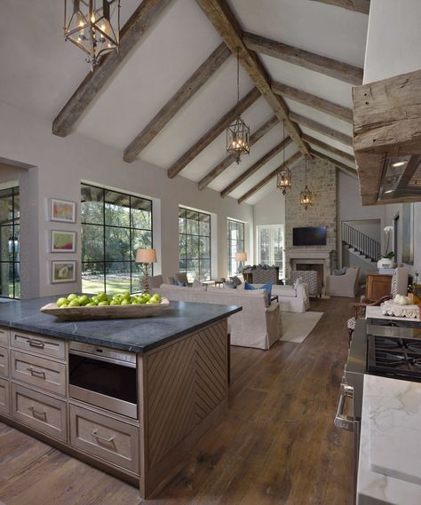 Farmhouse Idea, Exposed Beams, Open Concept Kitchen, Modern Farmhouse Kitchens, Barn House Plans, Wood Beams, Decor Minimalist, Farmhouse Living, Küchen Design