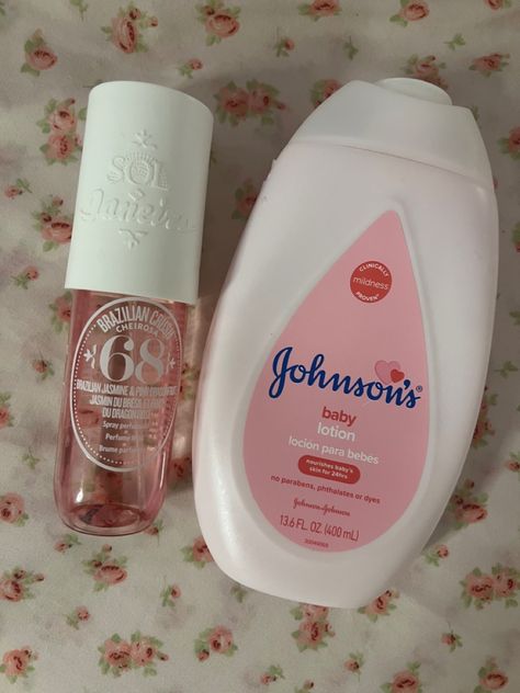 johnson’s baby powder lotion and pink sol de janerio mist Coquette Body Wash, Powder Smell Perfume, Pink Bodycare Aesthetic, Baby Scented Shower Routine, Coquette Body Care, Powder Scent Perfume, Pink Body Care Products, So Spray Aesthetic, Baby Powder Aesthetic