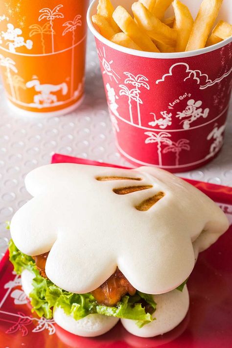 10 Must-Try Food at Tokyo Disneyland – Japan Travel Guide -JW Web Magazine Best Disneyland Food, Disneyland Snacks, Kue Macaroon, Disney Tokyo, Disney Desserts, Disneyland Food, Disney Treats, Frozen Margaritas, Disney World Food