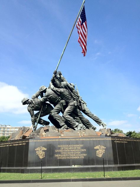 The Marine Corps War Memorial (also called the Iwo Jima Memorial) is a military memorial statue outside the walls of the Arlington National Cemetery and next to the Netherlands Carillon, in Arlington, Virginia, in the United States. The memorial is dedicated to all personnel of the United States Marine Corps who have died in the defense of their country since 1775. America Core, Marine Pictures, Iwo Jima Memorial, Pictures Of Flags, American Flag Pictures, Fireworks Pictures, Patriotic Pictures, American Flag Wallpaper, Arlington Virginia