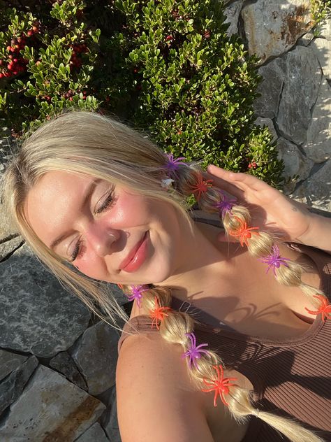 Woman with hair bobbles selfie Crazy Hair Day Aesthetic, Crazy Hair Day At Work Ideas, Easy Halloween Crazy Hair Day, Easy Hairstyles Halloween, Short Crazy Hair Day At School, Mermaid Spirit Week, Crazy Hair Day For Work, Wacky Wednesday Spirit Week, Crazy Hair Day High School