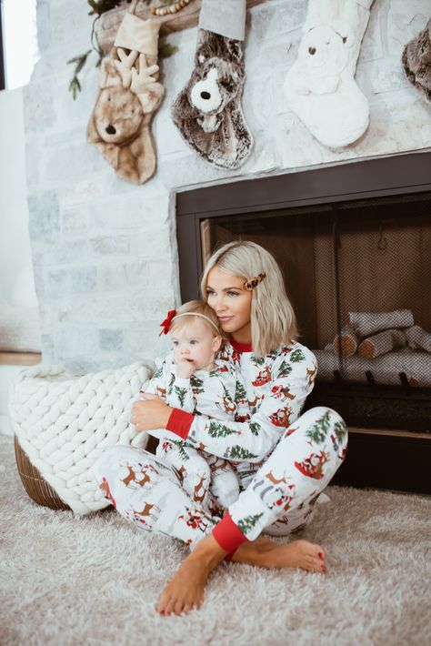 Getting Cozy for Christmas Matching Christmas Pajamas Family Aesthetic, Christmas Pajama Pictures, Best Family Christmas Pajamas, Christmas Baby Pictures, Christmas Family Photoshoot, Cara Loren, Xmas Photos, Christmas Pj, Family Christmas Pictures