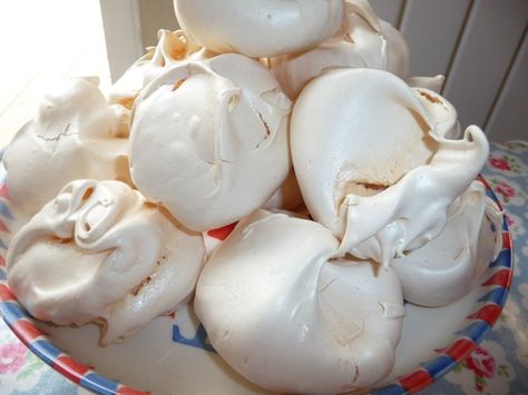 I'm a huge fan of meringues. This is a fabulous recipe that creates billowy, chewy, moreish meringues (and I know they're moreish as I'm having to restrain myself from having another). I've just served mine with some whipped cream and icing sugar with a dash of vanilla plus some fruit.  INGREDIENTS Best Meringue Recipe, Meringue Recipe, Pavlova Recipe, Easy Chocolate Cake, Easy Chocolate, Pavlova, Tea Recipes, High Tea, Meringue