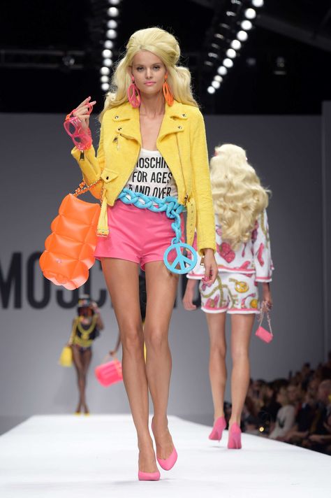 Moschino Barbie collection 2014 Moschino 2015, Moschino Barbie, Mode Pop, London Fashion Weeks, Fashion Week 2015, Barbie Style, Dior Couture, Jeremy Scott, Cat Walk