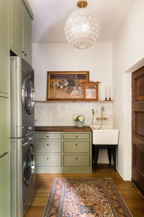 eclectic interior design with vintage twist Eccentric Farmhouse Decor, Laundry Room With Ironing Board, Color Laundry Room, Cottagecore Laundry Room, Laundry Pantry, Green Laundry, Vintage Laundry Room, Laundry Room Renovation, Laundry Room Inspiration