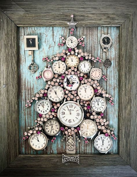 Rememberance Ideas, Jeweled Trees, Clock Jewelry, Watches Art, Jewelry Trees, Old Jewelry Crafts, Costume Jewelry Crafts, Jeweled Christmas Trees, Jewelry Repurposed