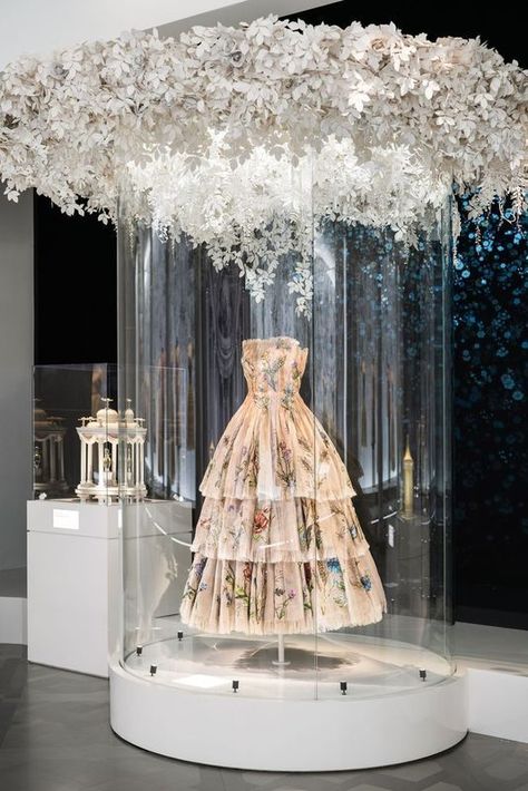 Dior Designer Of Dreams, Bridal Boutique Interior, Christian Dior Designer, Dior Girl, Dior Aesthetic, Dior Dress, Brooklyn Museum, Dior Designer, Dior Fashion