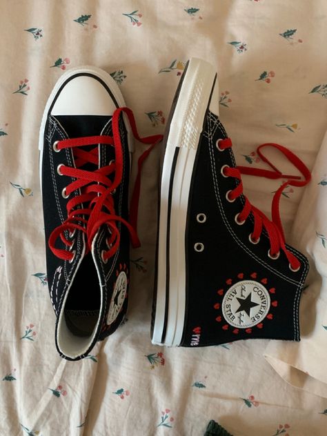 Valentines Gift Aesthetic, Spider Man Valentines, Beads Makeup, Dinner Hair, Luxury Old Money, Mode Converse, Chuck 70 High Top, Paris Home Decor, Cute Converse