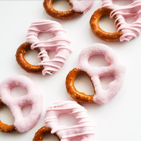 Pink Covered Pretzels, Pink Dipped Pretzels, Pink Bridal Shower Desserts, Barbie Pretzels, Pink Snack Ideas, Wedding Chocolate Covered Pretzels, Chocolate Covered Pretzels Valentines, How To Make Chocolate Covered Pretzels, Baby Shower Chocolate Covered Pretzels