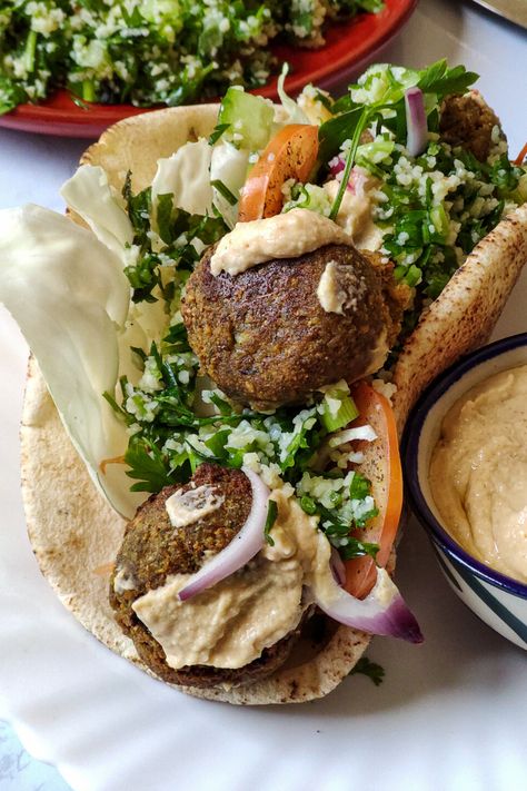 Falafel Wrap Recipe, Vegan Middle Eastern, Easy Falafel, Eastern Recipe, Falafel Wrap, Middle East Food, Middle East Recipes, Meatless Dinner, Eastern Cuisine