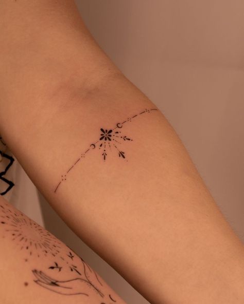 Mountain Tattoo Women Arm, Small Tattoos Thailand, Ornamental Band Tattoo, Starke Frau Tattoo, Delicate Line Tattoo, Sacred Feminine Tattoo, Small Ornamental Tattoo Design, Fine Line Ornamental Tattoo, Tato Minimal