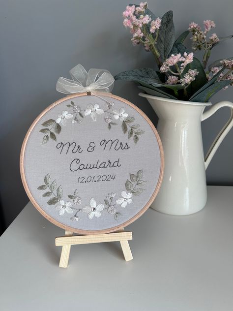 Save The Date Embroidery Hoop, Save The Date Embroidery, Mariage Cricut, Date Embroidery, Wedding Embroidery Hoop, Wedding Mementos, Wedding Embroidery, Anniversary Flowers, Hand Embroidery Projects