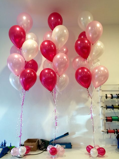 A very popular girly combination - pearl magenta, light pink and white. Soft with a hint of boldness #prettyinpink Balloon Decorations Christmas, Backdrop Christmas Party, Gas Balloons, Picnic Party Decorations, Christmas Party Backdrop, Christmas Balloon Decorations, Christmas Party Table, Helium Gas, Rose Gold Party