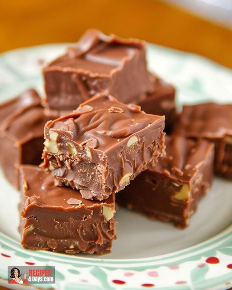 Paula Dean Fudge Recipes, Paula Dean 5minute Fudge, Paula Dean Fudge Recipe, Paula Deen Fudge, 5 Min Fudge, Christmas Dessert Gifts, 5 Minute Fudge, Chocolate Walnut Fudge, Paula Dean