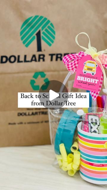 Ashlyn Ellsworth on Instagram: "Let me help you get a back to school gift ready for your child’s teacher or a co-worker using some fun bright colored school supplies from @dollartree 🩷✏️🎁  ➡️I’m sharing a free gift tag each month of the school year to those who join my free email club! Comment GIFT TAG and I’ll send you the link to join and you will get the bright school year tags for free!   #TeacherKindness #TeachersSupportingTeachers #KindnessInEducation #SchoolCommunity #KindnessMatters #BeKind #TeachingWithHeart #SupportEducators  #TeacherAppreciation #PositiveVibes  #SpreadKindness #TeachersUnite  #KindnessGram #TeachingWithLove #SpreadKindness #RandomActsOfKindness #PayItForward #KindnessEveryday #teachergift" Dollar Tree Back To School Gifts, Teachers Back To School Gifts Ideas, Back To School Gifts For Teens, Back To School Basket For Kids, First Day Of School Gifts For Teachers, Back To School Basket, Teacher Back To School Gifts, Bright School Year, Back To School Gift Ideas