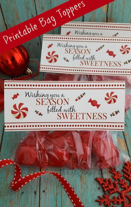 These Printable Christmas Treat Bag Toppers are a fun way to gift candy, cookies and other treats to your friends and family! Christmas Treat Bag Toppers, Christmas Candy Bar, Treat Bag Toppers, Christmas Neighbor, Christmas Treat Bags, Neighbor Christmas Gifts, Treat Toppers, Candy Crafts, Christmas Favors