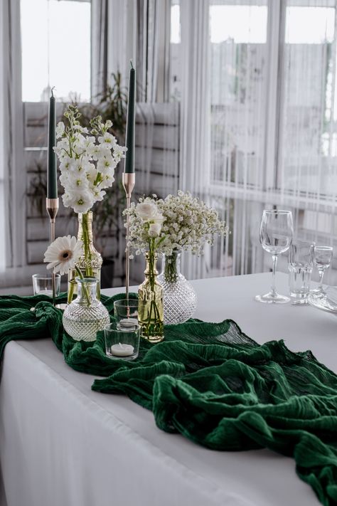 Outdoor Wedding Tables, Wedding Table Setup, Dark Green Wedding, Green Table Runner, Wedding Motifs, Emerald Green Weddings, Fabric Table Runner, בר מצווה, Emerald Wedding