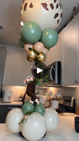 Safari Theme Centerpieces, Jungle Centerpieces, Balloon Centerpieces Diy, Stick Centerpieces, Safari Centerpieces, Jungle Baby Shower Decorations, Balloon Baby Shower Centerpieces, Balloon Table Centerpieces, Safari Baby Shower Decorations