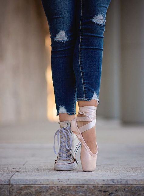 First Pointe Shoes Photography, Dancer Senior Pictures, Ballet Senior Pictures, Creative Senior Picture Ideas, Dancer Photoshoot, Dance Senior Pictures, Ballerina Poses, Cute Senior Pictures, Creative Senior Pictures