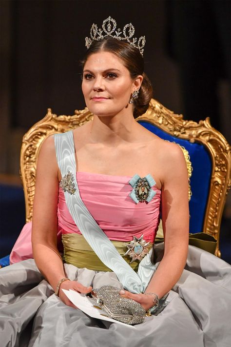 Princess Victoria of Sweden at Nobel Prize Awards Fairytale Ballgown, Kroonprinses Victoria, Victoria Prince, Victoria Of Sweden, Princess Sofia Of Sweden, Bombshell Dress, Swedish Royalty, Victoria Fashion, Princess Victoria Of Sweden