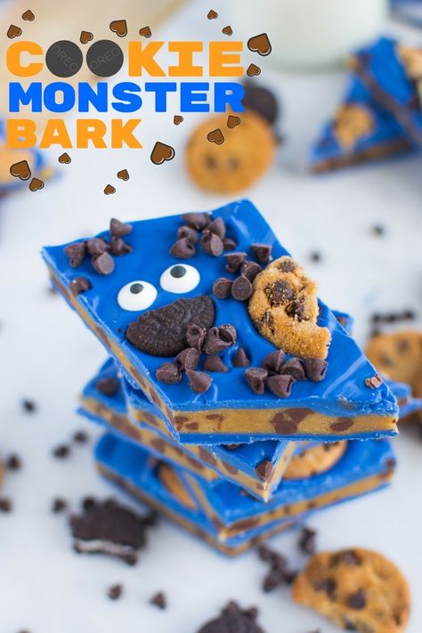 Cookie Monster Bark - Delicious AND adorable, this Cookie Monster Bark is stuffed with sweet chocolate chip cookie dough and topped with Oreos, Chips Ahoy cookies, and chocolate chips! | A baJillian Recipes #CookieMonster #Chocolate #Candy Baby Cookie Monster, Cookies Monster, Chips Ahoy Cookies, Cookie Monster Birthday Party, Monster Treats, Monster Food, Monster Decorations, Cookie Monster Party, Cookie Monster Birthday