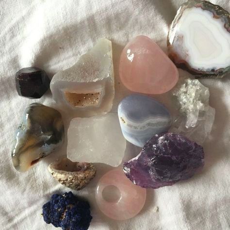 Types Of Rocks, Crystal Vibes, Crystal Aesthetic, Spiritual Crystals, Pretty Rocks, Mia 3, Witch Aesthetic, Rocks And Crystals, Crystals And Gemstones