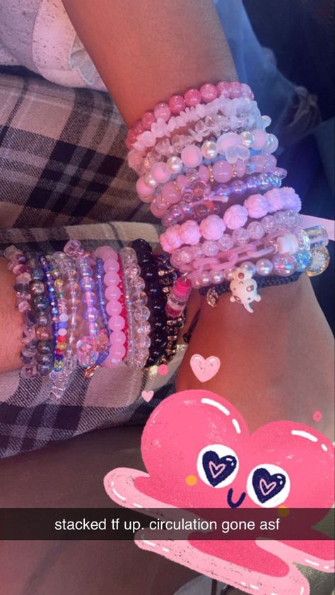 Bracelet Ideas On Wrist, Aesthetic Bracelet Stack, Braslite Ideas, Mcbling Bracelet, Braclate Ideas, Baddie Bracelets, Beaded Bracelets Aesthetic, Bracelet Organization, Bracelet Combos