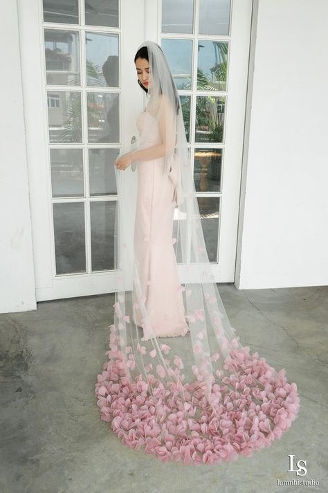 Bright Botanical Wedding Inspiration With a Must-See Floral Bridal Cape Petal Veil, Boho Wedding Veil, Floral Wedding Veils, Boho Veils, Botanical Wedding Inspiration, Pink Veil, Floral Veil, Flower Veil, Beautiful Veil