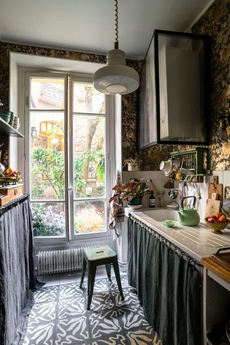 Small French Apartment, French Apartment Interior, Small Parisian Apartment, Parisienne Apartment, Paris Apartment Interiors, Lush Backyard, Wooden Dining Table Rustic, Bohemian Apartment, Paris Kitchen