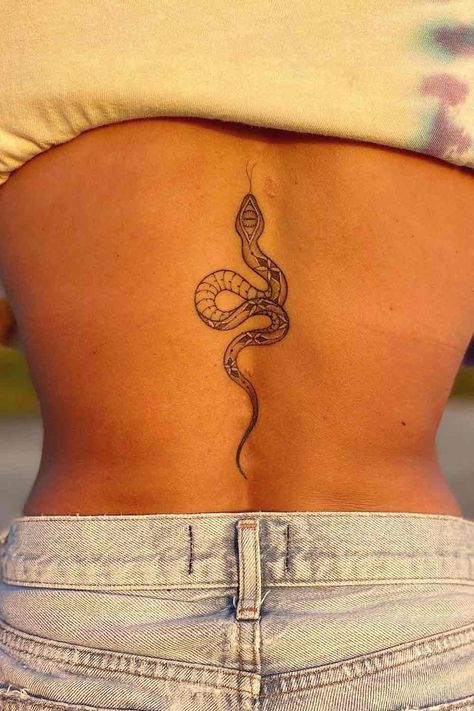 Exceptional Snake Tattoo Ideas for Daring and Confident Folks ★ Snake Tattoo Meaning, Small Snake Tattoo, Tato Paha, Tattoo Ideas Inspiration, Flower Spine Tattoos, Spine Tattoo Ideas, Tato Minimal, Tato Jari, Waist Tattoos