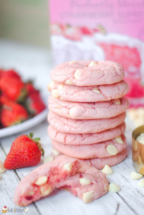 Best pink cookies for your pink dessert table Tasty Casseroles, Cookies With White Chocolate Chips, Strawberry Cake Mix Cookies, Pink Dessert Tables, Cookies With White Chocolate, Strawberry Treats, Pink Desserts, Kids Baking, Strawberry Cake Mix