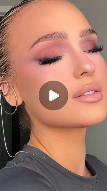 Apply Eyeshadow For Beginners, Easy Eyeshadow Tutorial, Eyeshadow For Beginners, Simple Eyeshadow Tutorial, Easy Eyeshadow, Common Makeup Mistakes, Becoming A Makeup Artist, Bold Eyeshadow, Eyeshadow Products